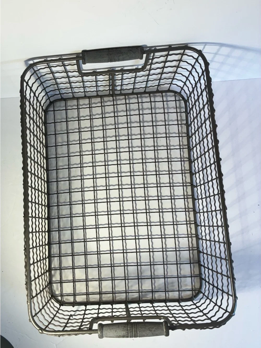 Vintage Industrial Wavy Wire Storage Basket with Wood Handles – Farmhouse Decor